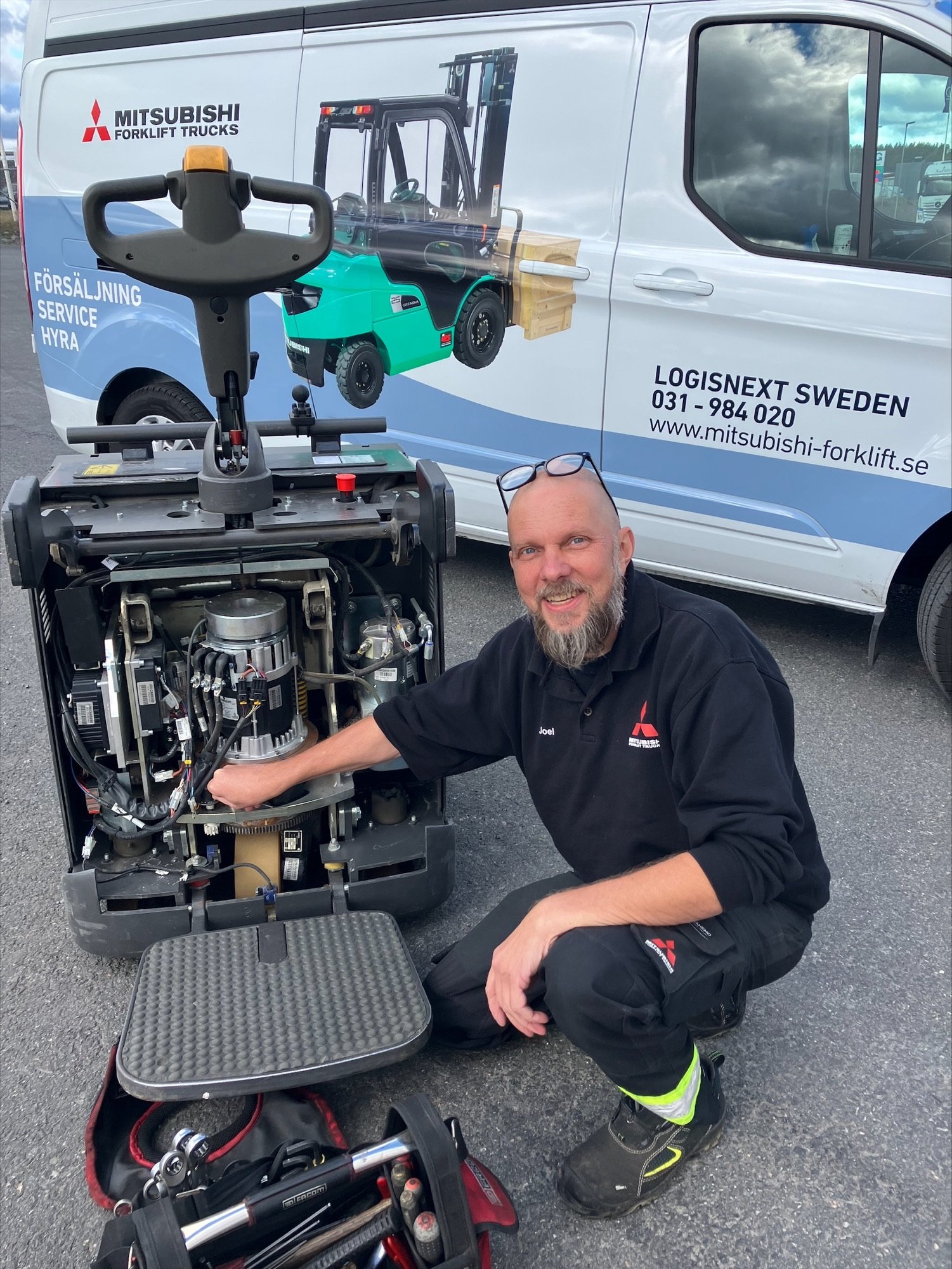 Joel servar trucken vid första besöket-1